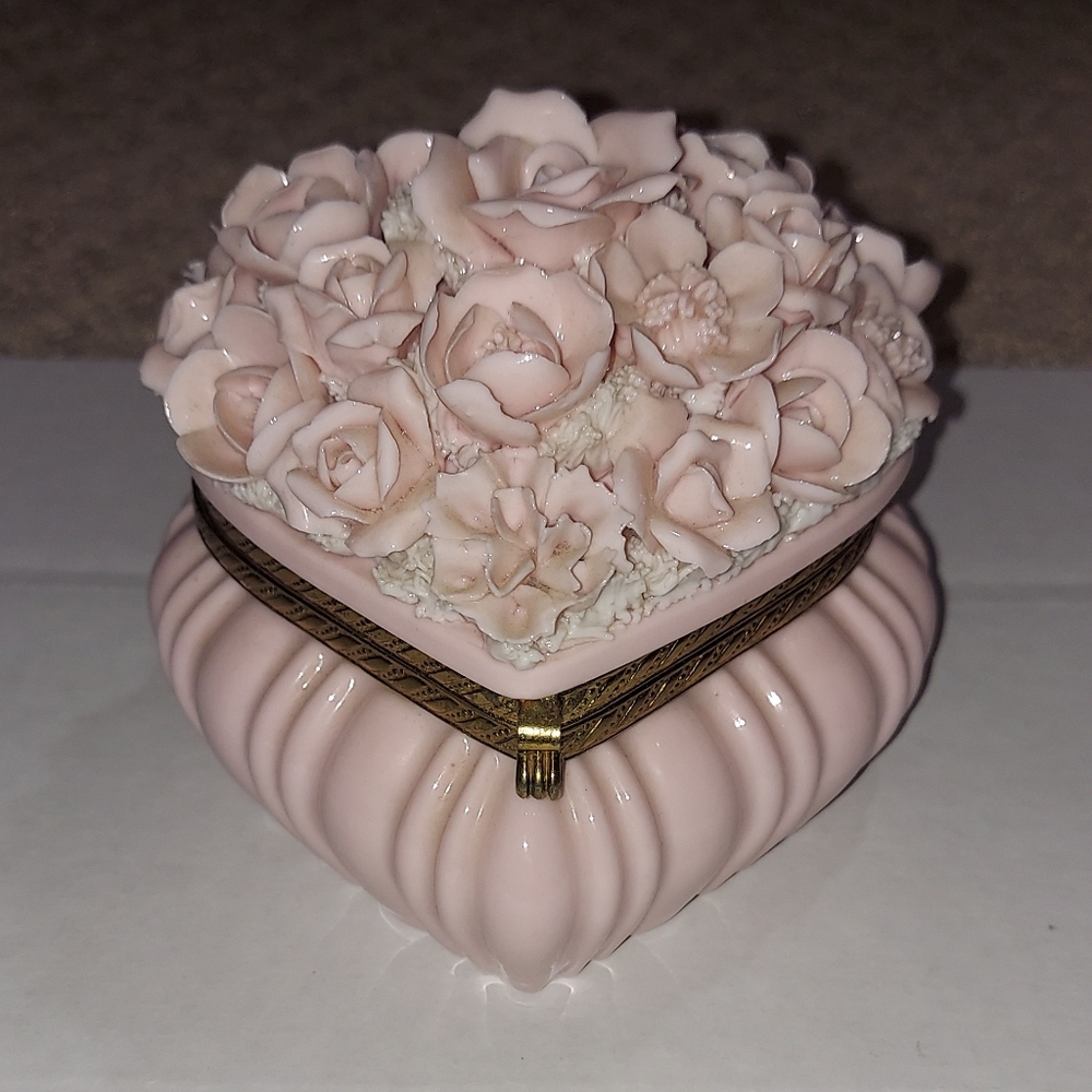 Vintage floral heart shaped porcelain trinket box - Picture 4 of 16